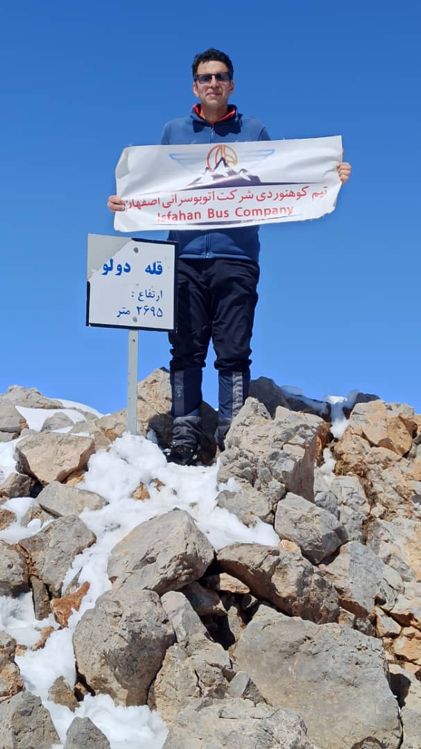 تیم کوهنوردی شرکت اتوبوسرانی اصفهان به قله دولو شهرستان لنجان صعود کرد