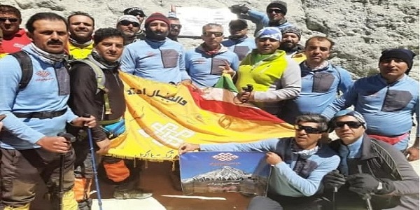 کارگران هلدینگ پلی اکریل در استان اصفهان به قله دماوند، بام ایران  صعود کردند
