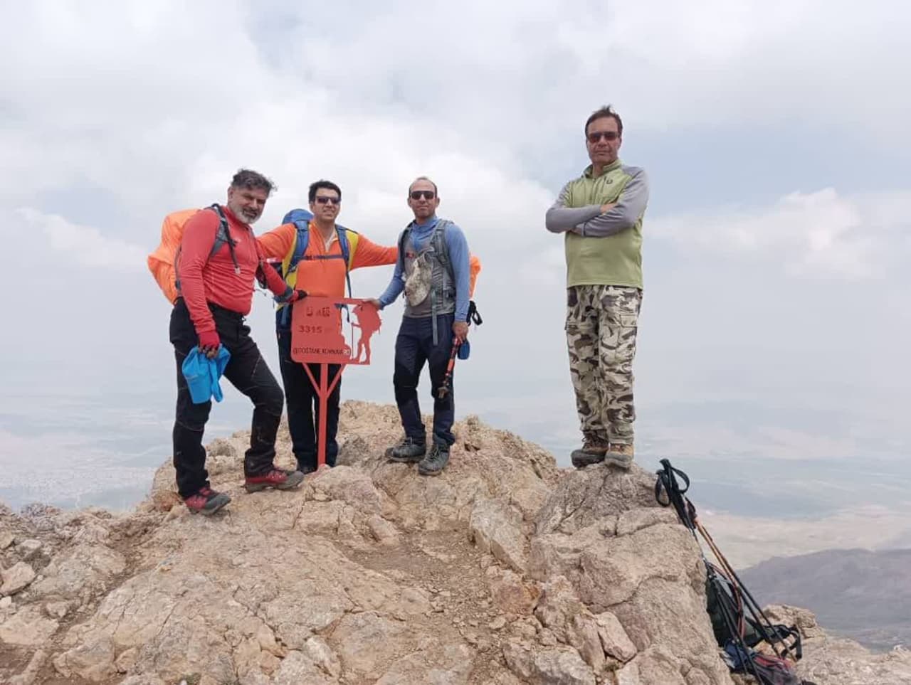 گروه کوه نوردی شرکت اتوبوسرانی اصفهان و حومه به قله 3315 متر نا صعود کرد 
