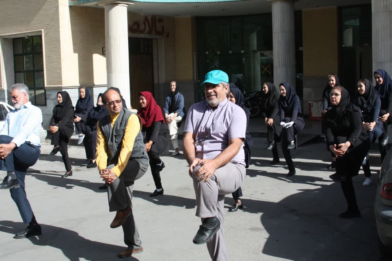 ورزش صبحگاهی کارگران و کارکنان خانه کارگراصفهان در قالب دوشنبه های ورزشی برگزار شد 